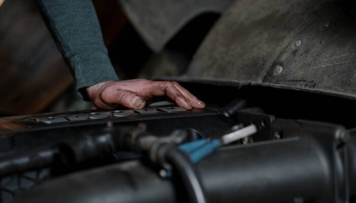 mehaničar koji popravlja motor automobila