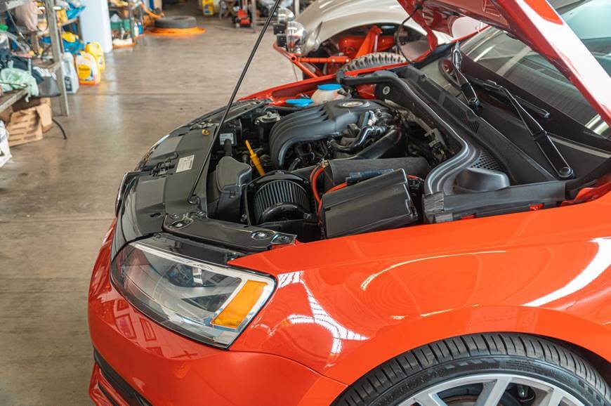 prikaz crvenog automobila sa otvorenom haubom