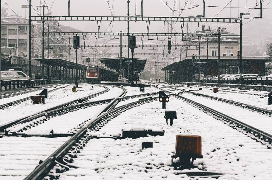 prikaz železničke pruge prekrivene snegom